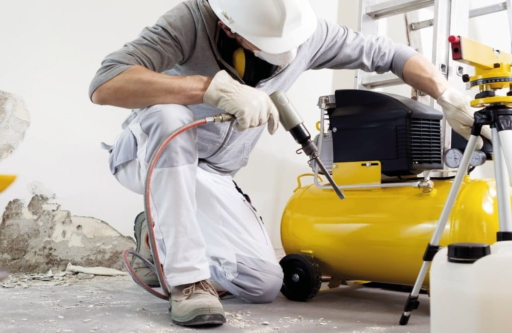 Oavsett om det gäller byggarbetsplats, verkstad eller reparationsarbeten: Professionella kommer att hitta både utrustning och passande tjänster på Conrad Sourcing Platform.