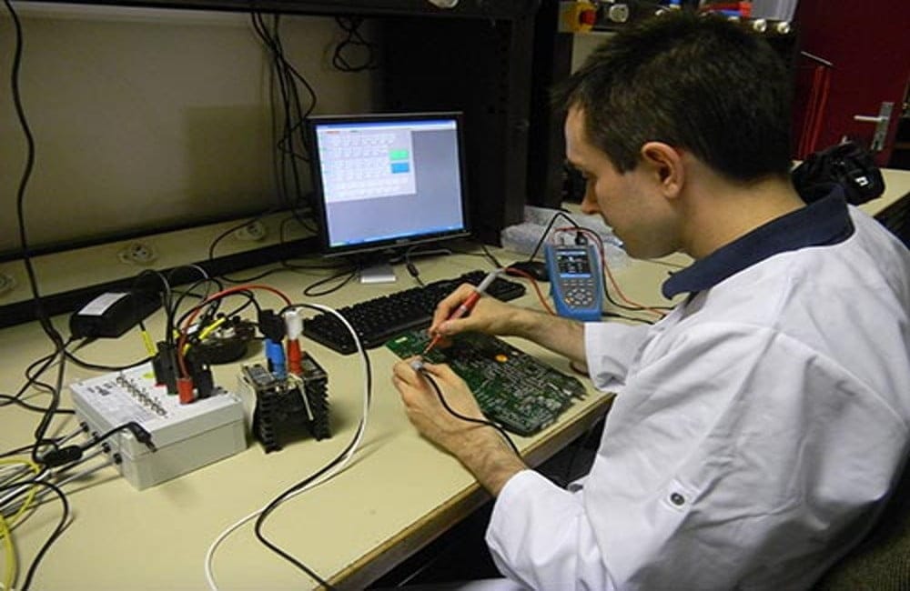 Dette billede illustrere CA Mätsystem AB vässar sina resurser inom kalibrering av elsäkerhetsprovare