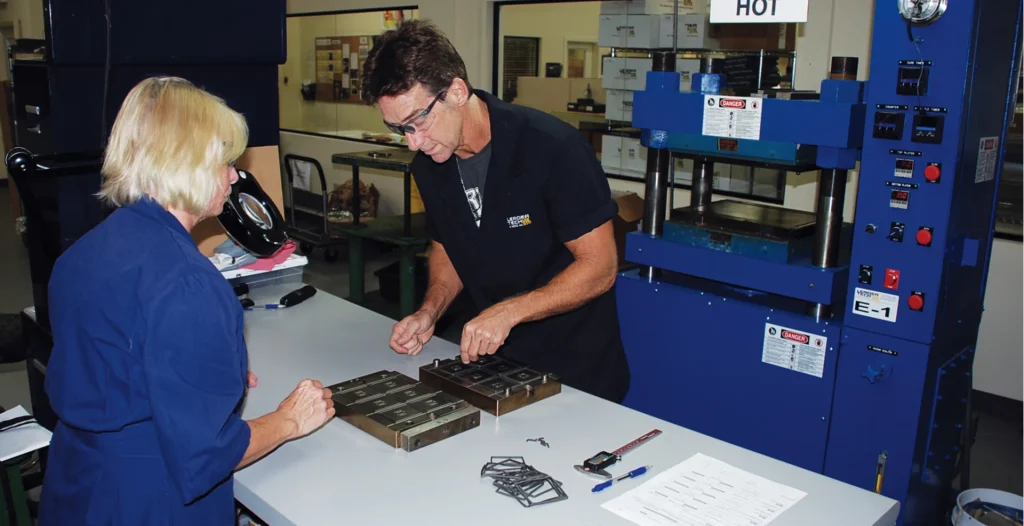 "Alla våra produkter tillverkas i USA och samtliga metallösningar tillverkas här i vår fabrik i Tampa, Florida. Vi har investerat mycket i vår produktion över åren och det är något vi är väldigt stolta över. Mindre volymer kan tas fram snabbt med laserskärning, medan man ofta använder pressar vid massproduktion. Stora delar av produktionen är nu automatiserad för att vi ska kunna hålla både kostnader och ledtider låga", fortsätter Ike.