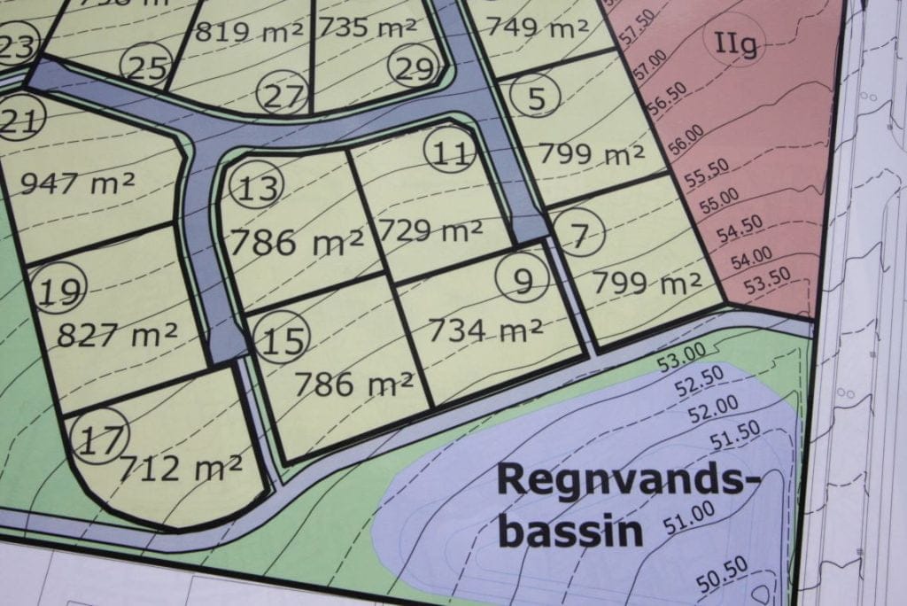 Miljöpåverkan är ett centralt tema för Mosbaek, så precis som våra produkter används för regnvattenhantering och därmed begränsar överbelastningar, bräddningsincidenter och översvämningar, som är miljöpåverkan, fokuserar Mosbaek på miljöpåverkan som vi genererar som tillverkare och leverantör.