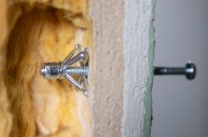 Att välja infästning i stället för plåt ger ett enklare montage och en mer kostnadseffektiv lösning, inga tätningar behövs.