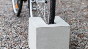 De flesta har en eller flera cyklar i hemmet och behöver någonstans att parkera dessa. Då kommer ett hållbart och praktiskt cykelställ i betong väl till pass.