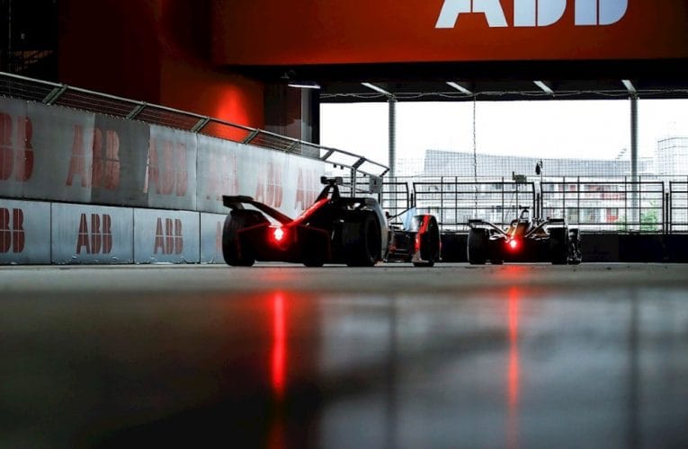 Startflaggan faller för säsong 9 av ABB Formula E i London