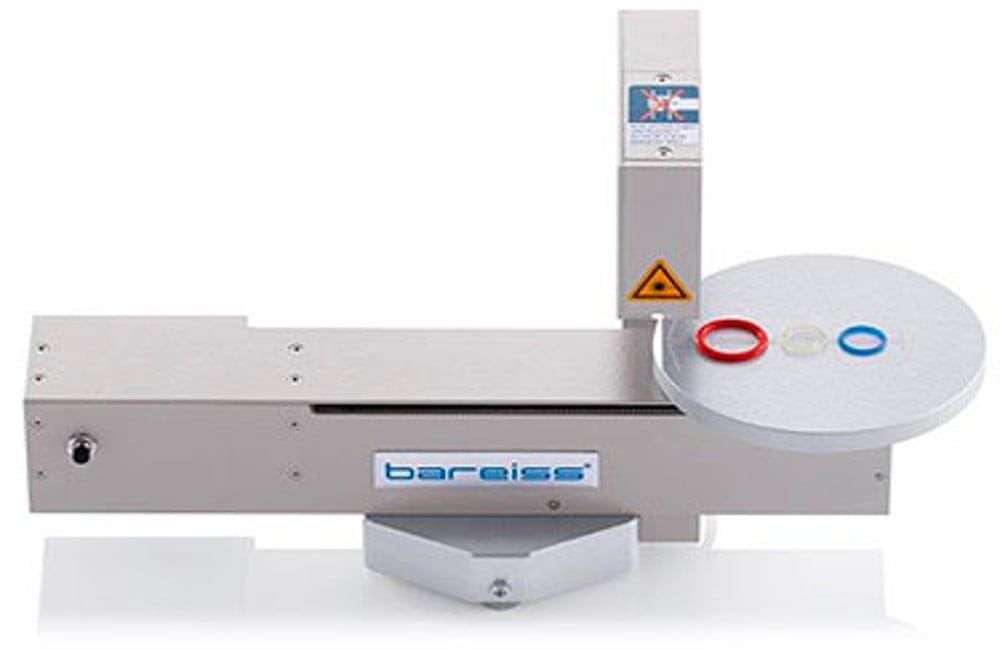 Barofix 4 är enkel att installera, varken verktyg eller färdigheter krävs. Den placeras över bordet på digi test II och därefter dras skruvarna åt ordentligt för att fixera den på plats