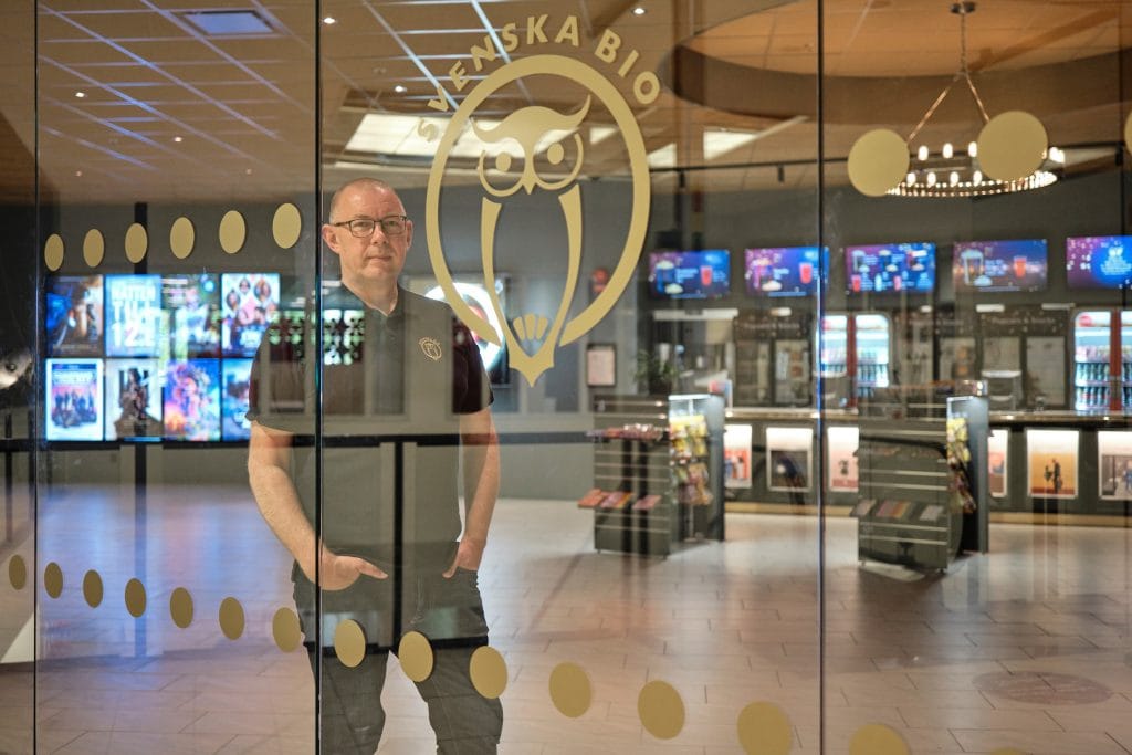 Med tre miljoner biobesökare per år är inte bara brandsäkerhet en hjärtefråga för Svenska Bio, även miljöansvaret är en viktig del i verksamheten. Nu byter man ut alla sina traditionella skumsläckare mot miljövänliga brandsläckare med CGS X-Fog.