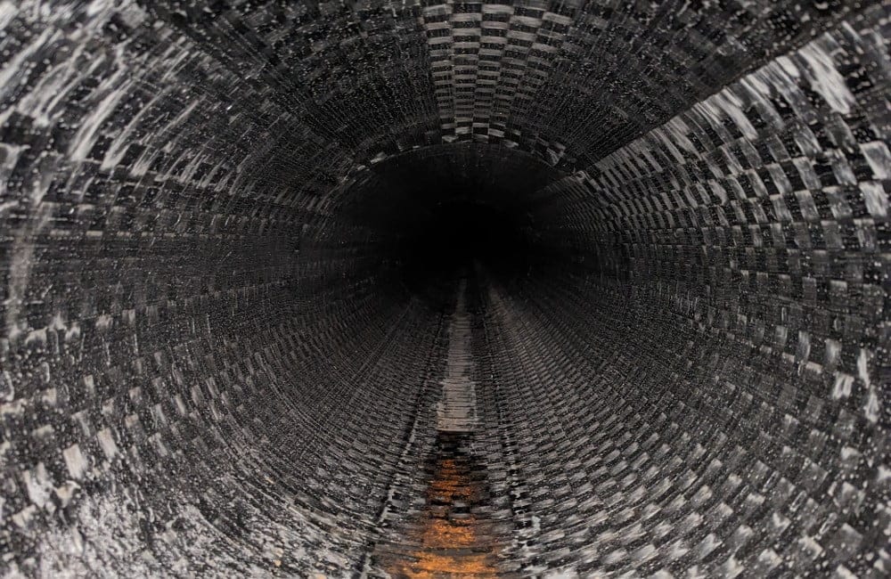Efter installation ser insidan av det relinade röret ut så här. Linern har blivit hård efter härdning och är nu redo för drifttagning. (Foto: Dennis Hild-Walett).