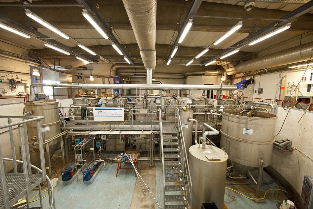 MBR-tekniken innebär att avloppsvattnet, förutom den vanliga mekaniska, biologiska och kemiska reningen, även filtreras genom en fysisk barriär, ett membran, med mycket små porer