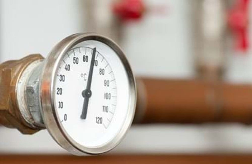 Hur påverkar värme och kyla en slang som används i en processanläggning?