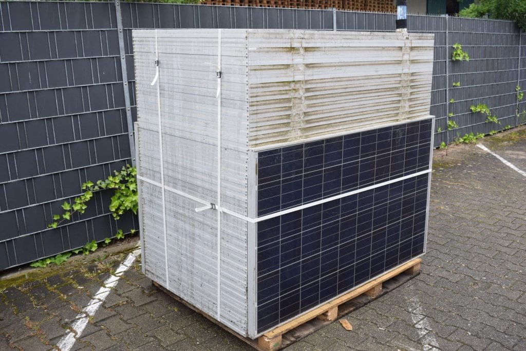 Begagnade solceller: Effektiv energiproduktion med återvunna resurser. (© Surplex)