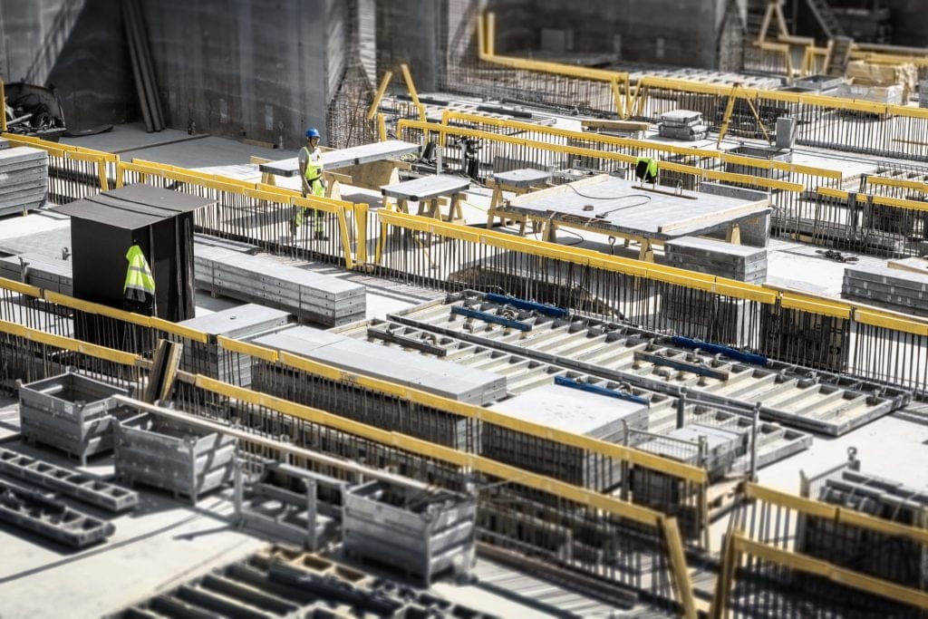 På byggplatsen hittar vi Celsa Steel Service breda spektra av förädlad armering – envägsnät, rullarmering, svetsade enheter i alla dess former