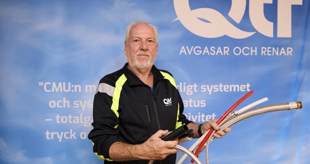 Björn Carlsson, Teknisk chef på QTF visar läckageindikatorn som monteras på QTF:s underhållsavgasare