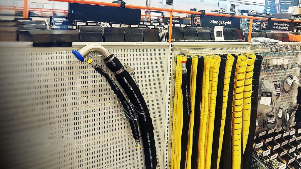 Vi har som målsättning att alltid finnas närmast kunden med erfaren personal, ett komplett sortiment och innovativa tjänster.