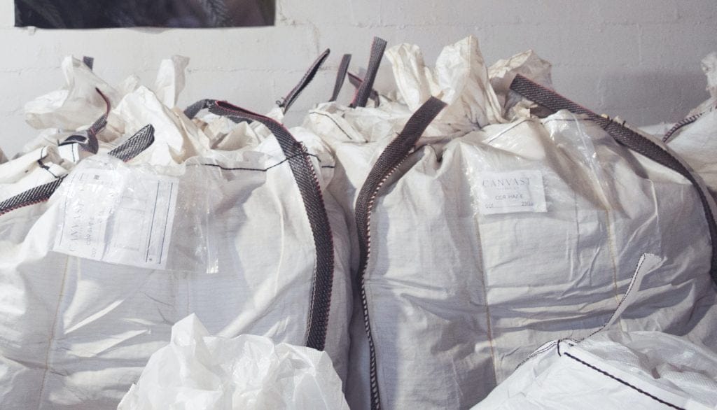 Svensk industri använder stora mängder plastförpackningar och det mesta eldas upp efter en enda användning.