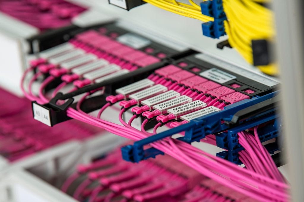PEI-Genesis är en ledande global leverantör av skräddarsydda lösningar för kontaktdon och kablar och engagerar sig i utvecklingen av optiska kontaktdon. 