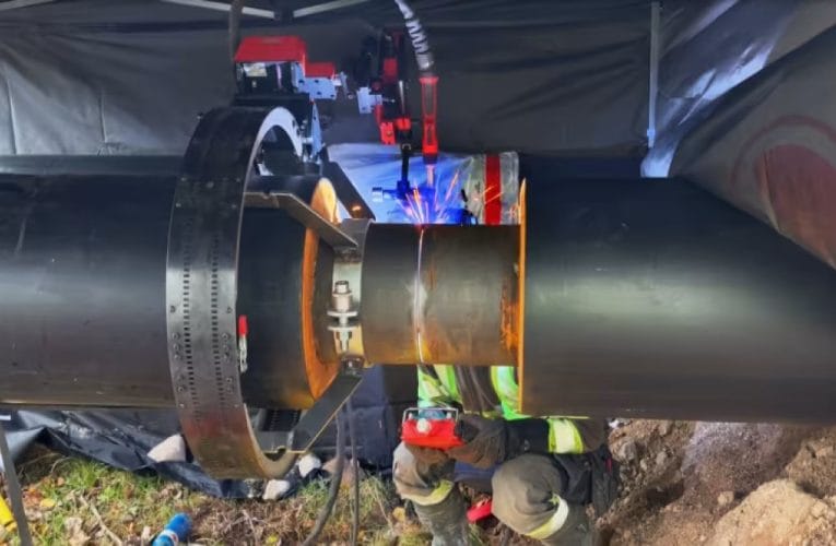 Tusentalet rör mellan Karlskoga och Degerfors svetsas samman – av en robot
