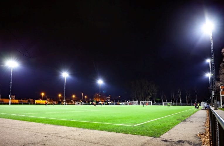 Högpresterande strålkastare lyser upp konstgräsplaner