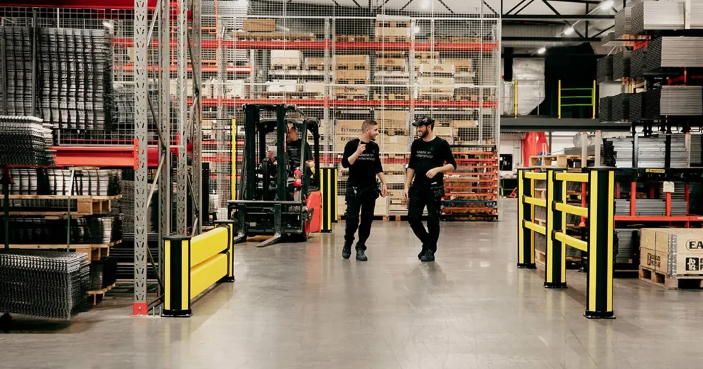 Axelents breda sortiment av påkörningsskydd inkluderar påkörningsbarriärer, skyddsräcken för fotgängare, pollare och pelarskydd. 