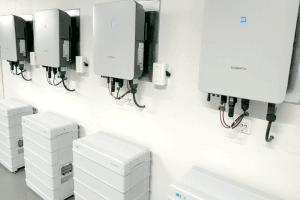 Installationen av batterilagret är en del av ett utvecklingsprojekt som kommer att kompletteras med en takmonterad solcellsanläggning under året