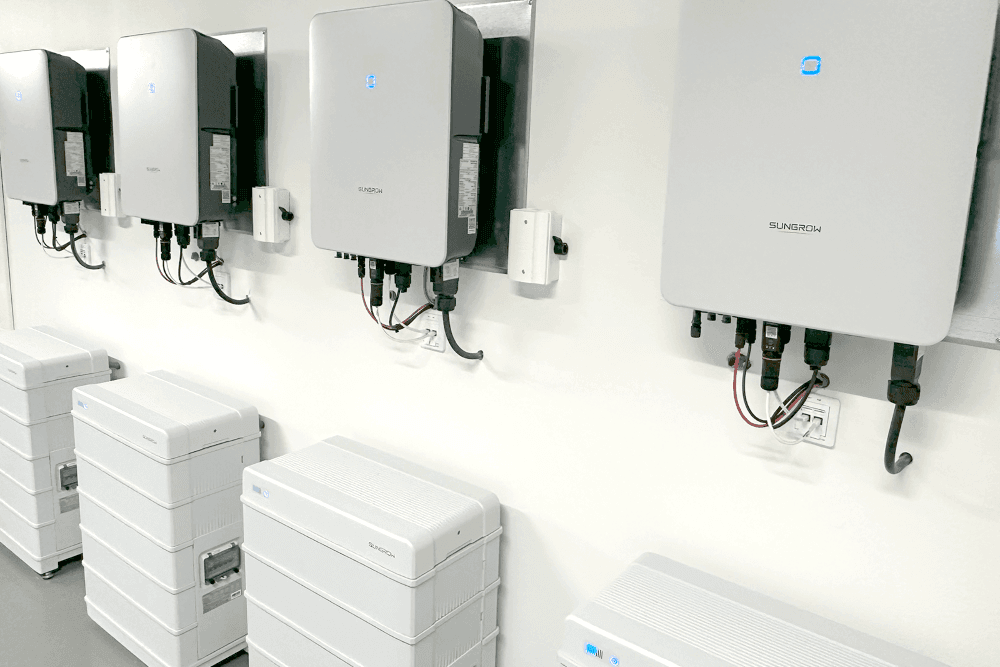Installationen av batterilagret är en del av ett utvecklingsprojekt som kommer att kompletteras med en takmonterad solcellsanläggning under året