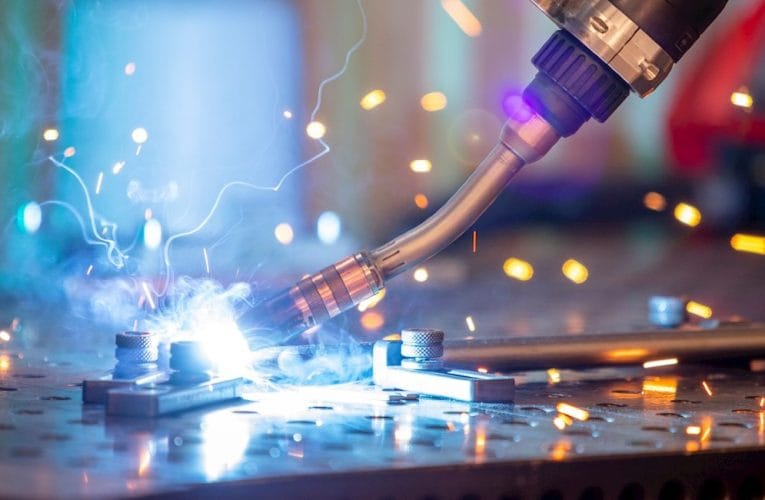 Svensk metallfabrikant överbryggar kapacitetstryck med ABB-robotar