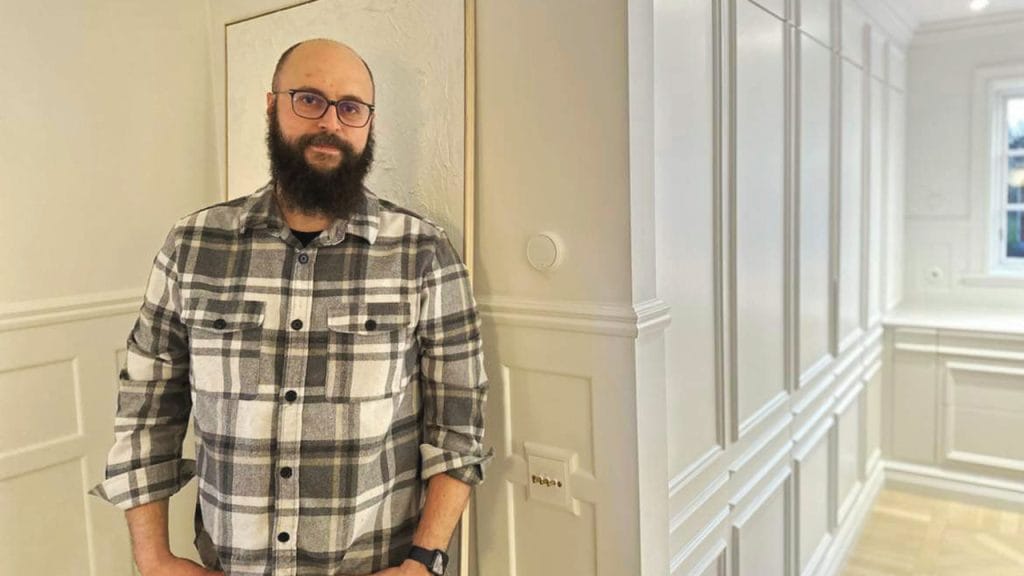 Våra nya rumstermostater har en tidlös och diskret design med flera former, funktioner och färger att välja på, så att systemet kan skräddarsys efter dina behov och din smak.