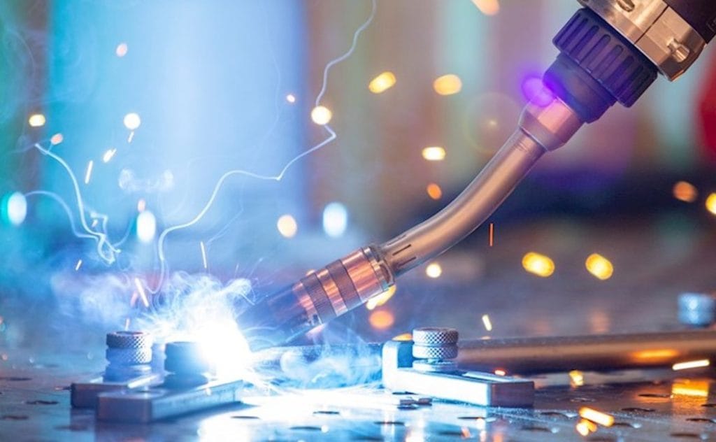 Svensk metallfabrikant överbryggar kapacitetstryck med ABB-robotar