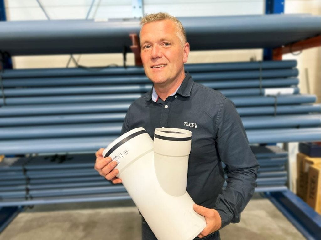 Jonas Elfborg, produktchef på TECE, visar Poloplasts nya Monotec-muff.