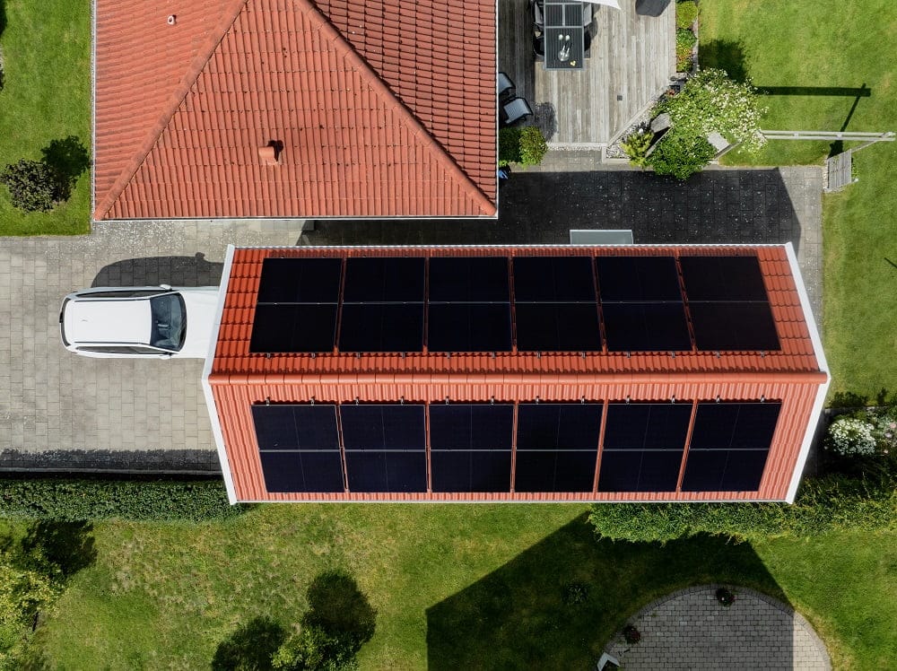 Installation av 24 st solpaneler på ett villagarage i Växjö.