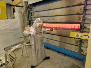 När ämnena tas ut ur ugnen har de en temperatur på cirka 900 grader C. 