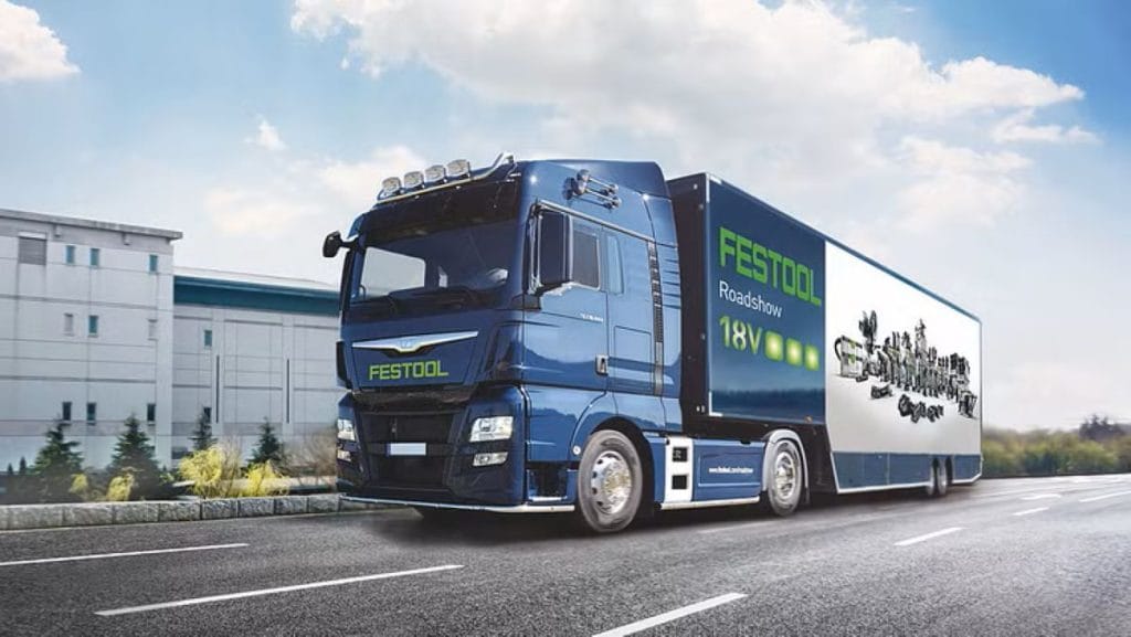 En truck kommer lastad med Festools batterimaskiner