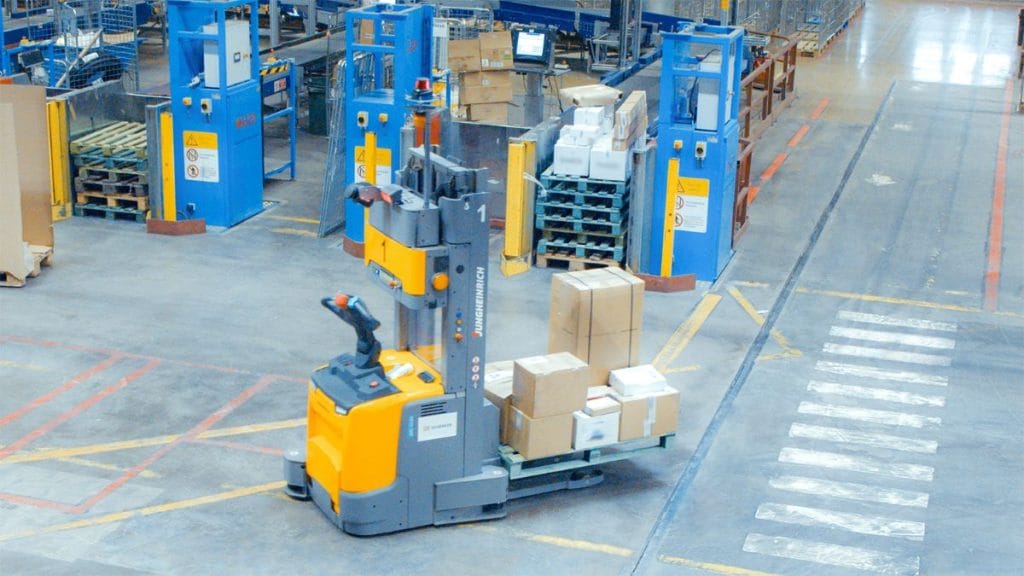 Dette billede illustrere DB Schenker implementerar Jungheinrich AGV:er med Kollmorgens teknologi för terminaldriften