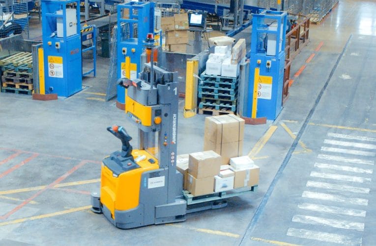 DB Schenker implementerar Jungheinrich AGV:er med Kollmorgens teknologi för terminaldriften