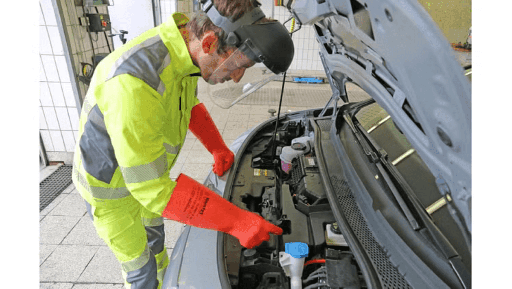 Dette billede illustrere DEHNcare APS Smidigt skydd för tekniker inom emobility