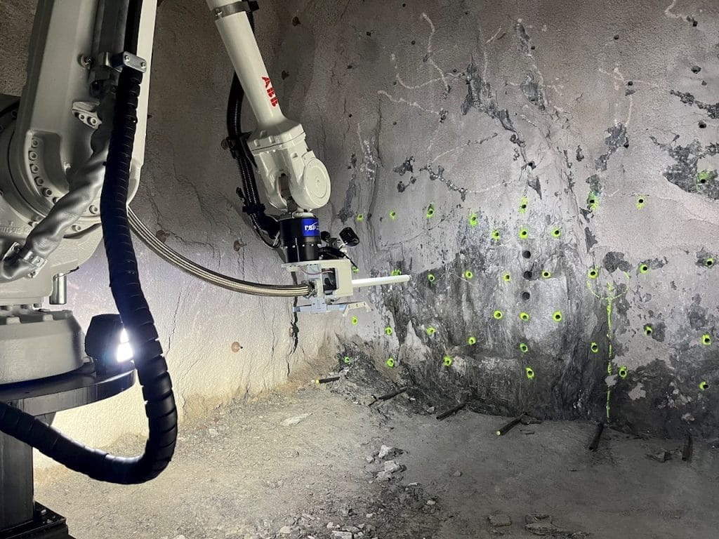 Dette billede illustrere ABB vinner guld vid Euromines Safety Awards med automatiserad robotteknik för sprängning i gruvor