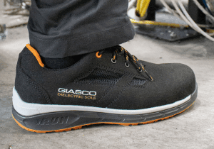 Dette billede illustrere Euro Energy lanserar designade säkerhetsskor för elbranschen