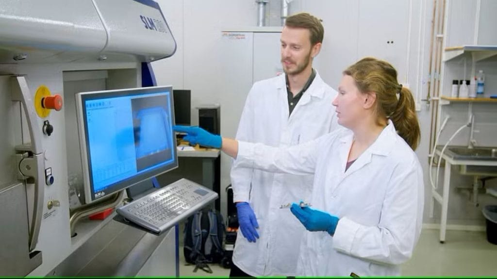 Tatiana Fedina och Emil Strandh, Swerim vid den nya metallprintern från Nikon SLM Solutions