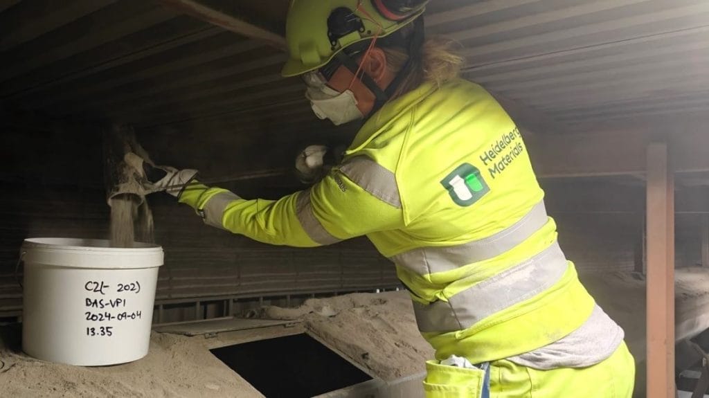 Dette billede illustrere Heidelberg Materials först på marknaden med cement med vulkaniskt material