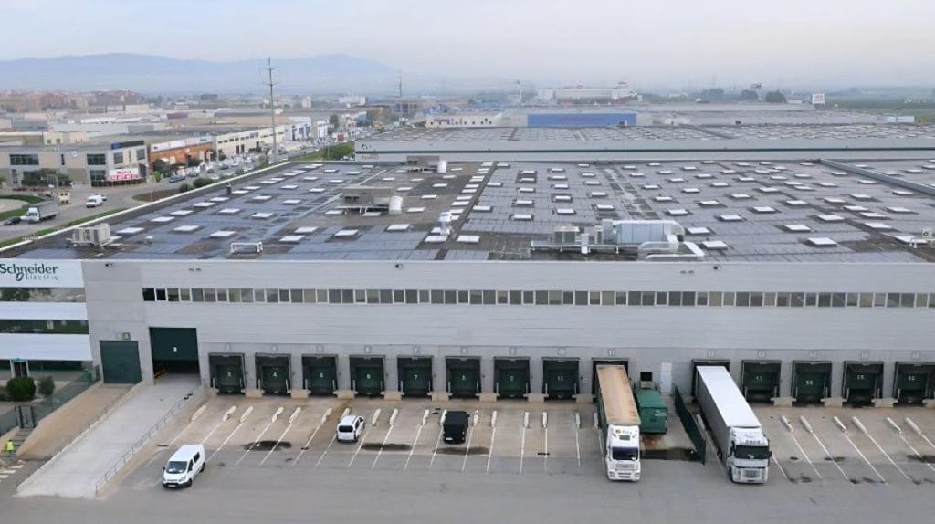 Dette billede illustrere Schneider Electric ökar produktionskapaciteten i sin största datacenterfabrik i Europa