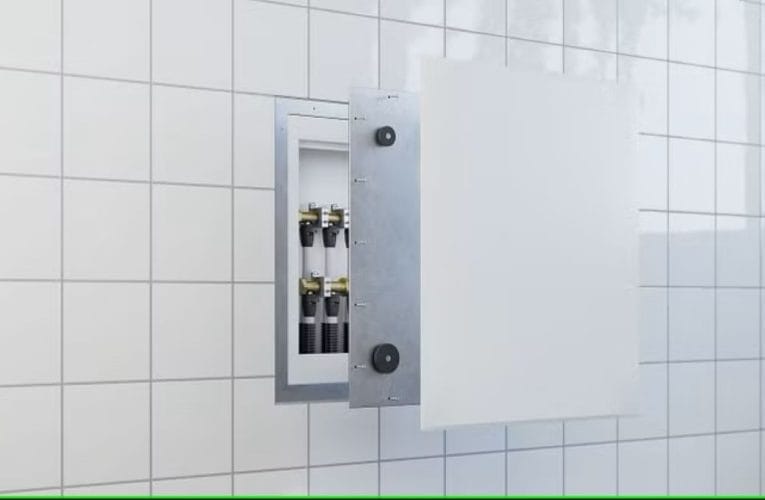 Slät badrumsvägg med flexibel våtrumslucka från TECE