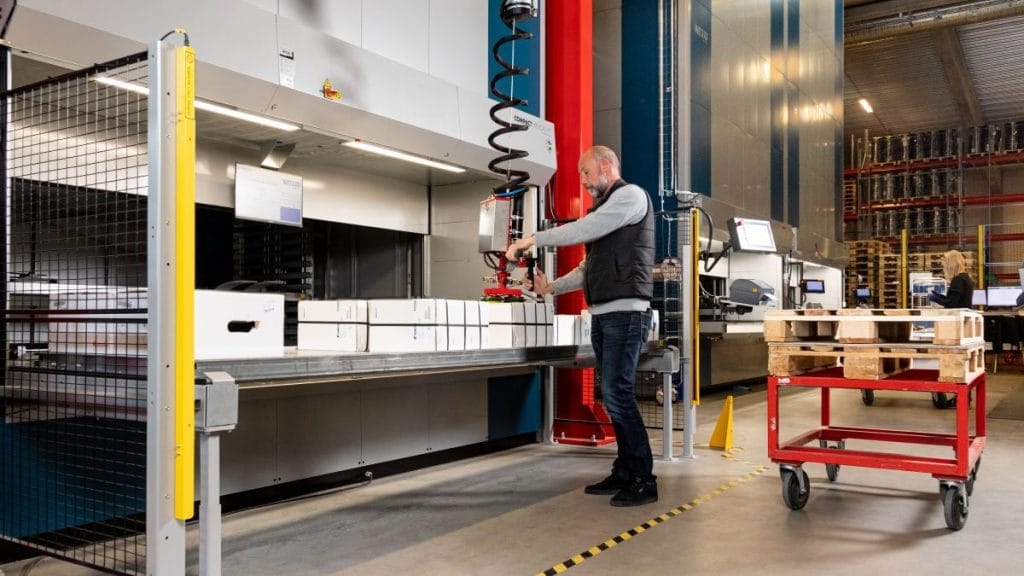 Dette billede illustrere Hissautomat med travers säkrar det tunga lagerplocket