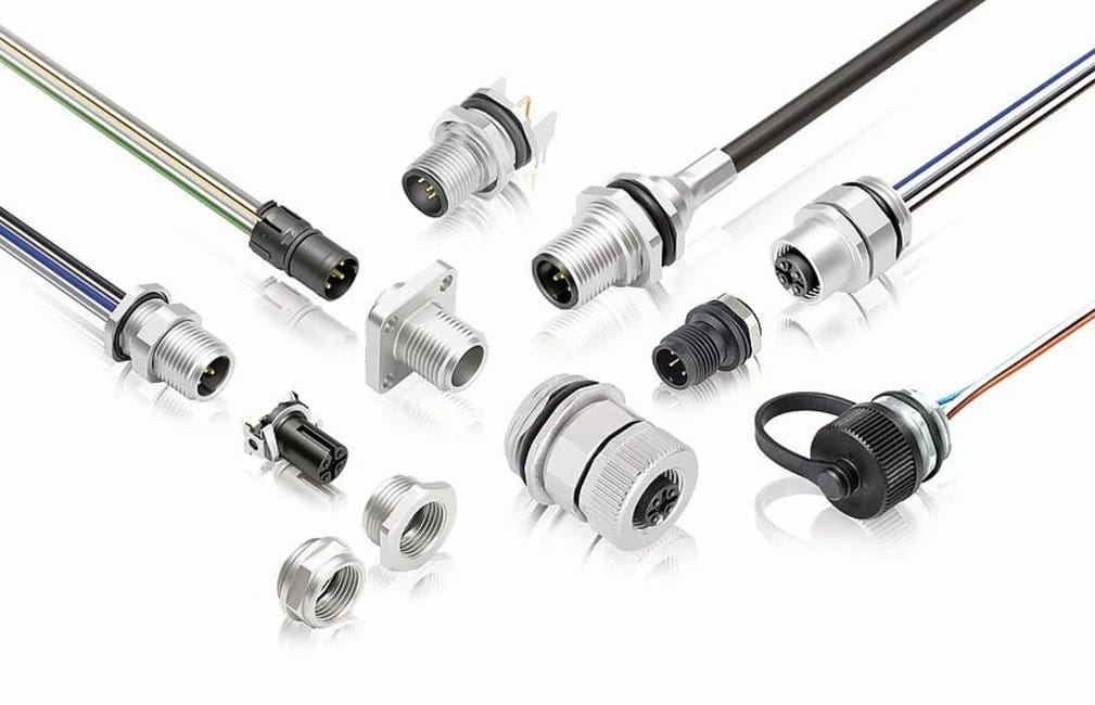 Portföljen med M12-flänsanslutningar omfattar ett brett utbud av kodningar, anslutningstyper, material och fästlösningar, vilket ger maximal designfrihet för integrering i enheter och system.
Bildkälla: binder