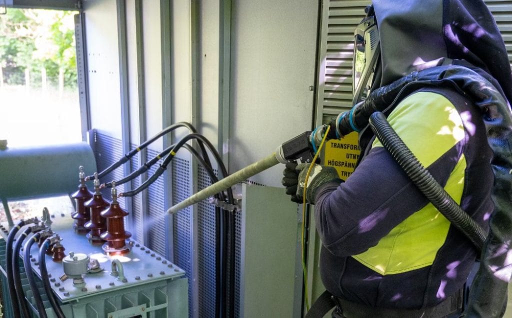 Kraftringen börjar rengöra nätstationer med torrisblästring – mer miljövänligt och utan avbrott