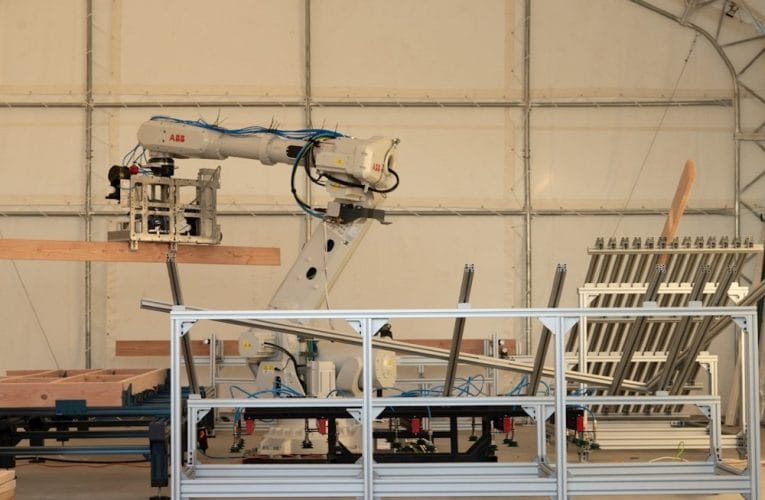 ABB och Cosmic använder AI-drivna robotar