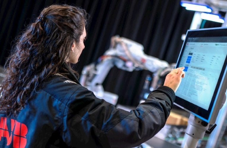 ABB och LandingAI släpper loss kraften hos generativ AI med robotvision