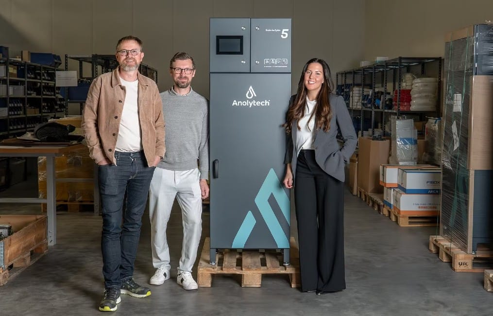 Anolytech lanserar nya maskinserie för vattendesinficering. Fr. v. Fredrik Forslund, Pontus Lindén, Sandra Lindström.