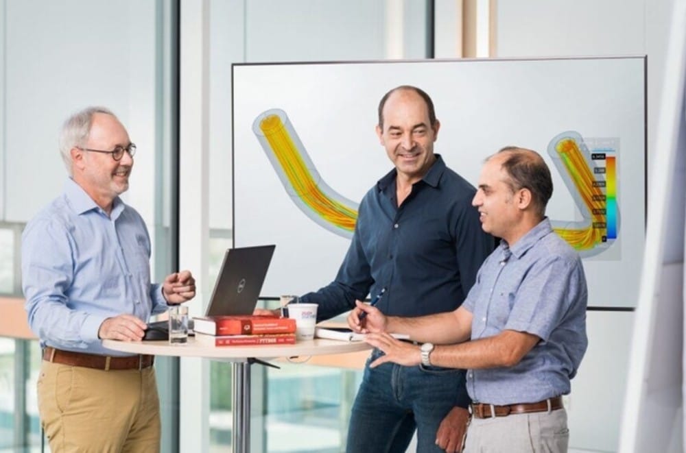 Dr Wolfgang Drahm (vänster) och dr Alfred Rieder (mitten) har byggt upp ett center för utveckling. Med sitt team av kollegor på Endress+Hauser Flow (dr Vivek Kumar på bilden) utvecklar de innovationer.