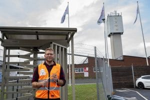 Håkan Brandt. Produktchef Larm och Säkerhet, med nya FLQQBR CombiCat5 i handen framför Nexans i Grimsås.