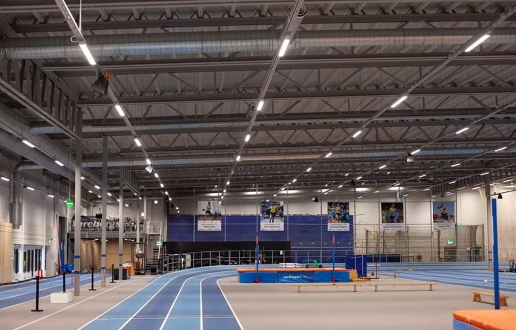 Nya armaturen Indline G2 från Hide-a-lite lyser upp Sollentuna Friidrottshall.