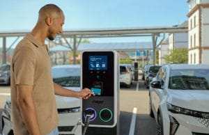 Witty Park 2 med dubbla 22 kW-uttag, färgdisplay och stöd för flera betalningssätt.