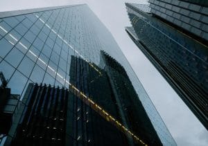 Ett år efter krav på fastighetsautomation: Förtroendet för AI ökar bland fastighetsägare– samtidigt nyttjar få digitaliseringens fulla potential